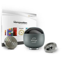 Устройство Klangei® Next Klangwelten серебристого цвета передает музыку через вибрации и резонанс поверхности, помогая расслабиться, улучшить восприятие звука и создать гармоничную атмосферу.